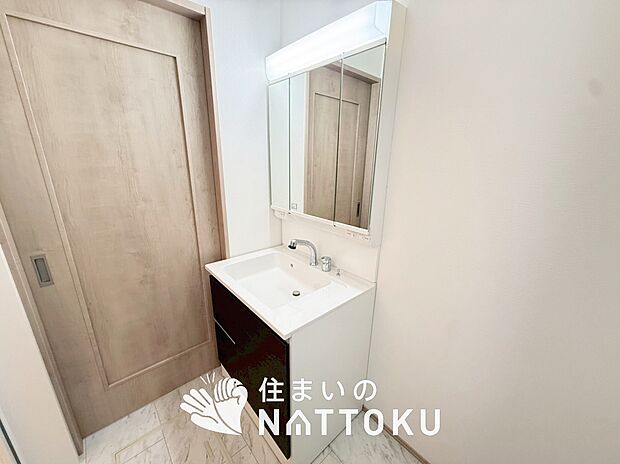 【洗面台・洗面所】鏡の両サイドは、必要なものを取出しやすく、大きな鏡面で朝の準備も快適。
使いやすいリフトアップ機能付きのシングルレバーシャワー水栓付です。
