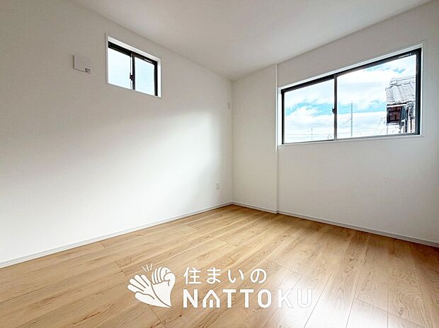 【現地写真（洋室）】木目の美しさを際立たせるシンプルデザインの建具を使用しています。