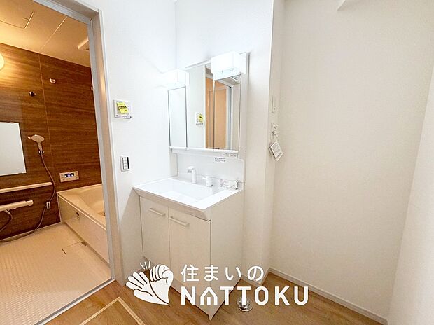 【洗面台・洗面所】鏡の両サイドは、必要なものを取出しやすく、大きな鏡面で朝の準備も快適。
使いやすいリフトアップ機能付きのシングルレバーシャワー水栓付です。