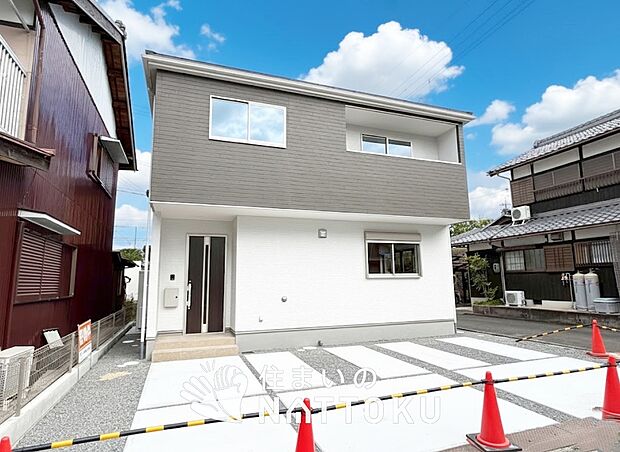 【現地写真（外観）】軽くて火災に強い屋根材を採用し、地震時の建物への負担や揺れを軽減しています。