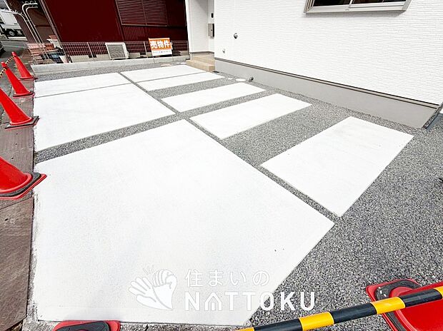 【現地写真（駐車場）】駐車スペースが広く、運転が苦手な方も安心です。