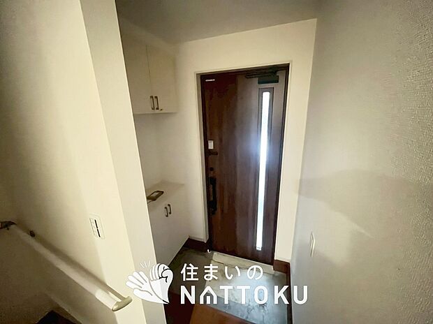 【現地写真（玄関）】玄関には、大型のシューズ収納を設置しています。