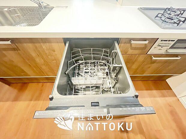 【食器洗い乾燥機】食後の時間にゆとりを与えてくれる食器洗い乾燥機。
操作ボタンも上面にあるので、腰をかがめずに操作ができラクラクです。

