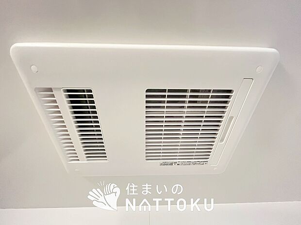 【浴室暖房換気乾燥機】入浴後の水滴や湿気を排出し、カビの発生や臭いを抑制します。
雨の日の洗濯物にも効果的です。
