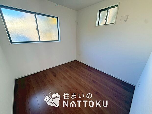 【現地写真（洋室）】木目の美しさを際立たせるシンプルデザインの建具を使用しています。