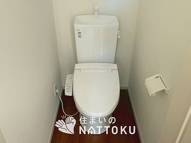 【トイレ】汚れてもサッとひと拭きでお手入れ簡単、エコ仕様の温水洗浄便座付きのトイレです。
バリアフリーにも配慮しています。
