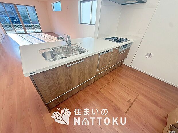 【現地写真（キッチン）】収納たっぷりのシステムキッチン、浄水器付水栓を標準装備しています。