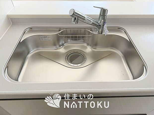 【浄水器内臓型ハンドシャワー付シンク】傷や汚れが付きにくい静音仕様の全面エンボス加工シンク。
また、蛇口の先端に浄水器を内蔵。浄水シャワーが使える毎分4リットルのたっぷり浄水。
