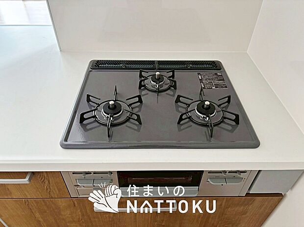 【ビルトインコンロ】フラットな構造で清掃性が高く、過熱防止センサー付３口タイプで日頃の家事も快適です。