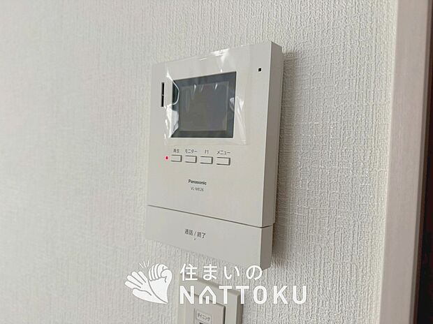 【TVモニター付インターホン】手放し通話ができ、送話表示灯で送話・受話状態が確認できます。
映像と音声で玄関先の様子をチェックできるモニター機能や、夜間の訪問者の顔も確認できるLEDライトを装備しています。