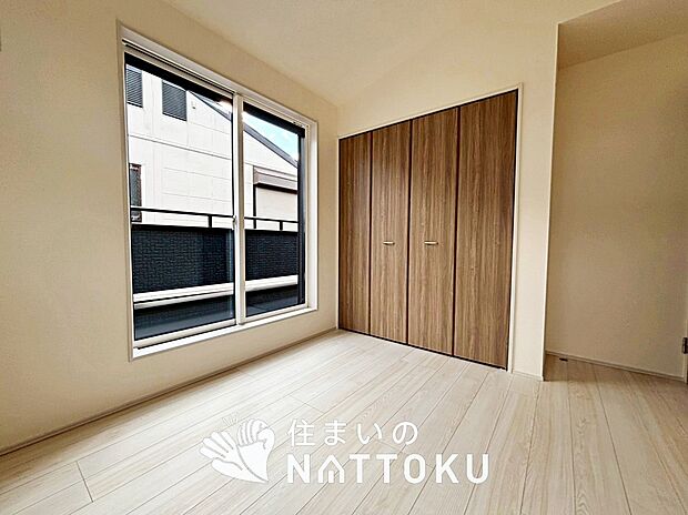 【現地写真（洋室）】木目の美しさを際立たせるシンプルデザインの建具を使用しています。