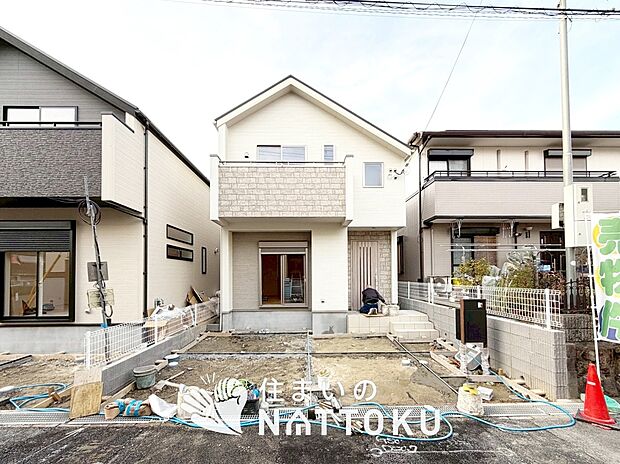 【現地写真（外観）【２号地】】軽くて火災に強い屋根材を採用し、地震時の建物への負担や揺れを軽減しています。