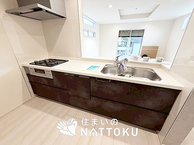 【現地写真（キッチン）】収納たっぷりのシステムキッチン、浄水器付水栓を標準装備しています。