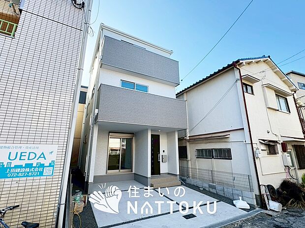 【現地写真（前道含む外観）】断熱性、気密性を高める工夫で一年中ずっと心地よく暮らせる、高気密・高断熱です。