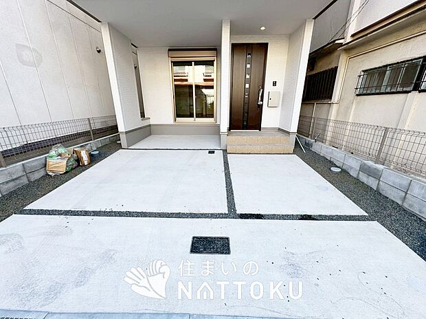 【現地写真（駐車場）】駐車スペースが広く、運転が苦手な方も安心です。