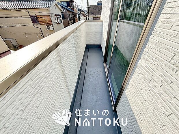 【バルコニー】奥行きが広く、洗濯物をゆったりと干せる十分な広さで、家族の洗濯も捗ります。