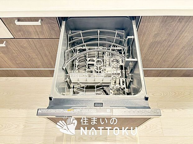 【食器洗い乾燥機】食後の時間にゆとりを与えてくれる食器洗い乾燥機。
操作ボタンも上面にあるので、腰をかがめずに操作ができラクラクです。