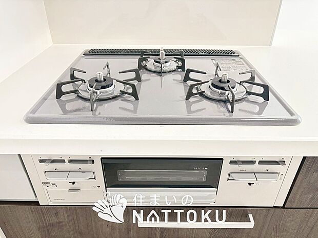 【ビルトインコンロ】フラットな構造で清掃性が高く、過熱防止センサー付3口タイプで日頃の家事も快適です。