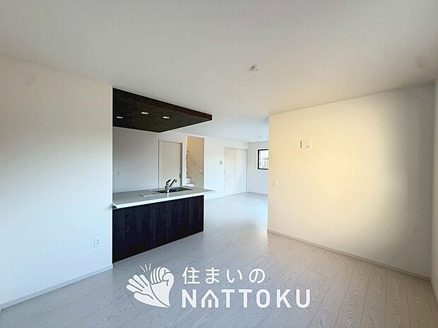 【現地写真(リビング)】フローリング材には、木目、色調など木材特有の風合いがあり、ナチュラルな美しさになっています。