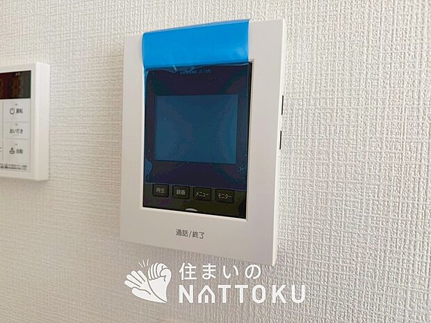 【カラーテレビドアホン】くっきり見やすいカラーモニターです。
夜でも来客者が見やすいLED照明付きです。