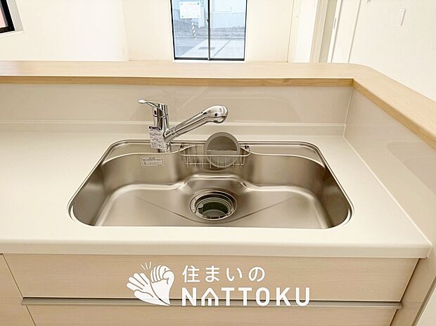 【浄水器内臓ハンドシャワー付シンク】広々とした凸型シンクに洗剤ポケットを標準装備。すっきり収納できます。
また、蛇口の先端に浄水器を内蔵しているため場所をとりません。