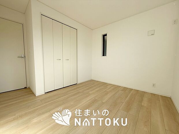 【現地写真(寝室)】木目の美しさを際立たせるシンプルデザインの建具を使用しています。