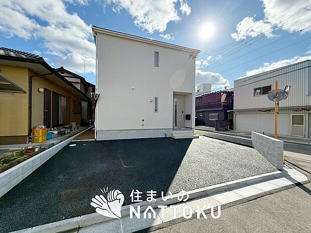 【現地写真(外観)】雨で汚れを落とし、耐久性・耐候性に優れた外壁を使用しています。