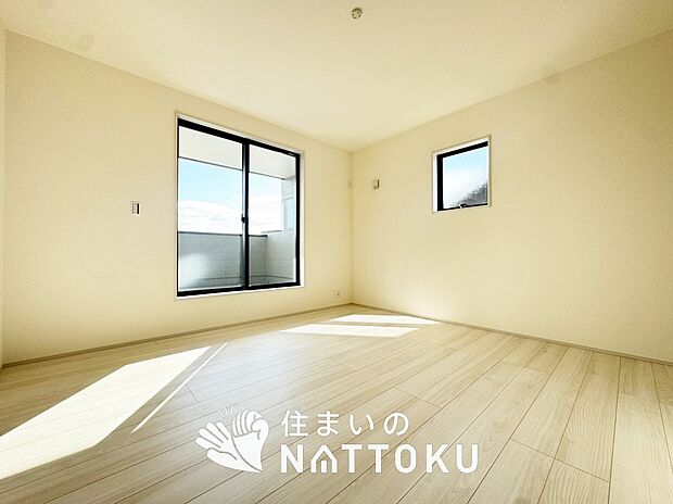 【現地写真(洋室)】木目の美しさを際立たせるシンプルデザインの建具を使用しています。