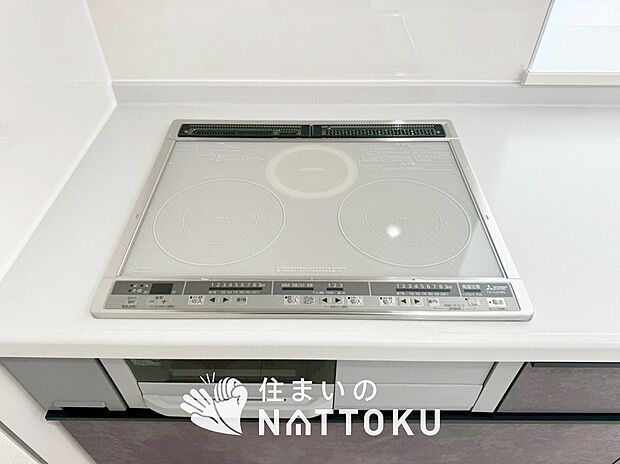 【ビルトインコンロ】フラットな構造で清掃性が高く、過熱防止センサー付3口タイプで日頃の家事も快適です。