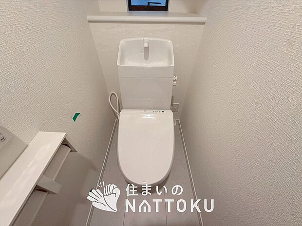 【トイレ】汚れてもサッとひと拭きでお手入れ簡単、エコ仕様の温水洗浄便座付きのトイレです。
バリアフリーにも配慮しています。