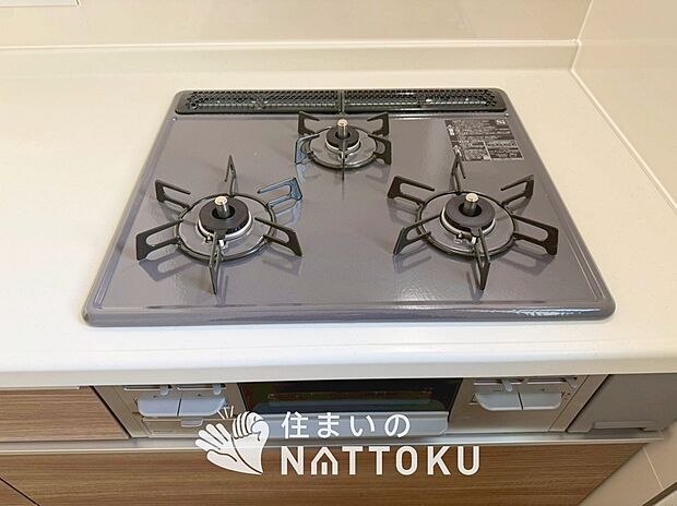 【ビルトインコンロ】フラットな構造で清掃性が高く、過熱防止センサー付３口タイプで日頃の家事も快適です。