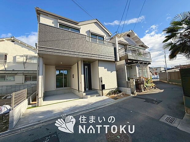 【現地写真（前道含む外観）】健康被害に配慮したもっとも安全性の高い建材を採用し、シックハウス対策をしております。