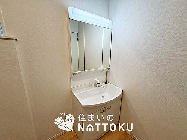 【洗面台・洗面所】鏡の両サイドは、必要なものを取出しやすく、大きな鏡面で朝の準備も快適。
使いやすいリフトアップ機能付きのシングルレバーシャワー水栓付です。