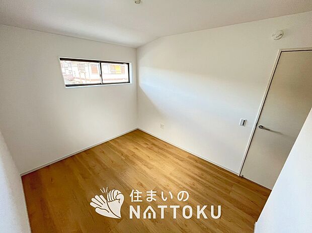 【現地写真（洋室）】木目の美しさを際立たせるシンプルデザインの建具を使用しています。