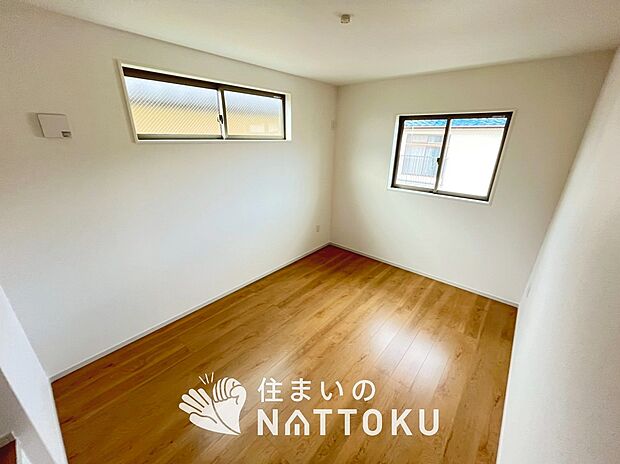 【現地写真（洋室）】木目の美しさを際立たせるシンプルデザインの建具を使用しています。