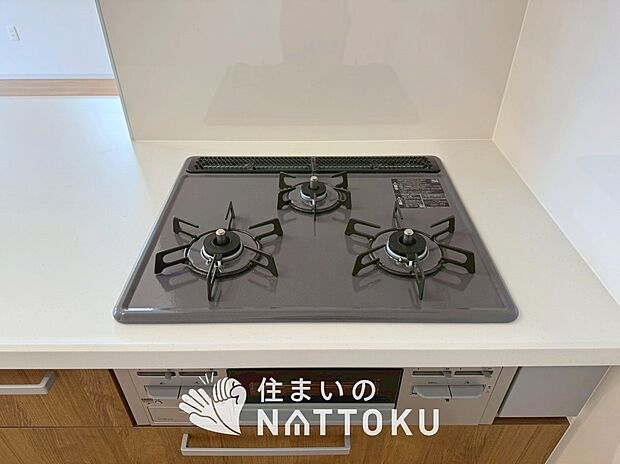 【ビルトインコンロ	 】フラットな構造で清掃性が高く、過熱防止センサー付３口タイプで日頃の家事も快適です。