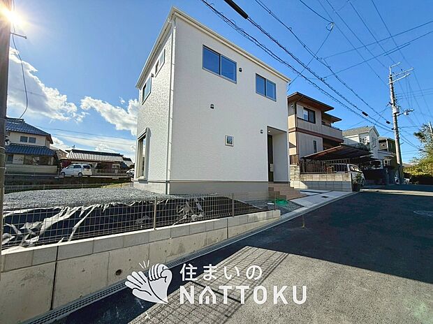 【現地写真（外観）】軽くて火災に強い屋根材を採用し、地震時の建物への負担や揺れを軽減しています。