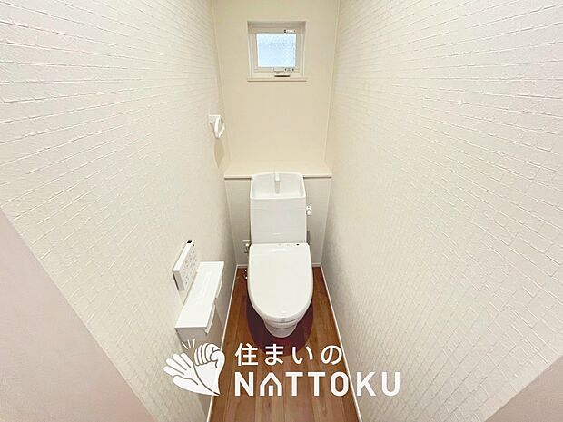 【トイレ】汚れてもサッとひと拭きでお手入れ簡単、エコ仕様の温水洗浄便座付きのトイレです。
バリアフリーにも配慮しています。
