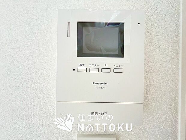 【TVモニター付インターホン】手放し通話ができ、送話表示灯で送話・受話状態が確認できます。
映像と音声で玄関先の様子をチェックできるモニター機能や、夜間の訪問者の顔も確認できるLEDライトを装備しています。