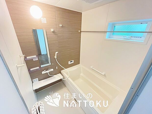 【現地写真（浴室）】浴室暖房乾燥機付き。１坪タイプで広々です。