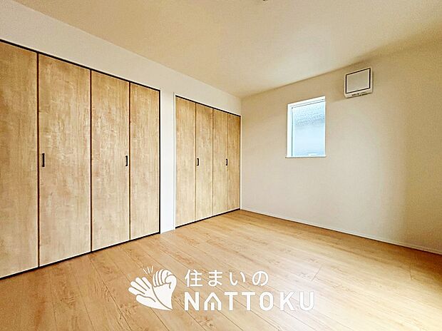 【現地写真（寝室）】木目の美しさを際立たせるシンプルデザインの建具を使用しています。