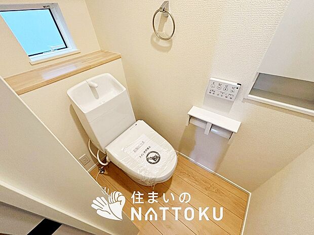 【トイレ	 】汚れてもサッとひと拭きでお手入れ簡単、エコ仕様の温水洗浄便座付きのトイレです。
バリアフリーにも配慮しています。
