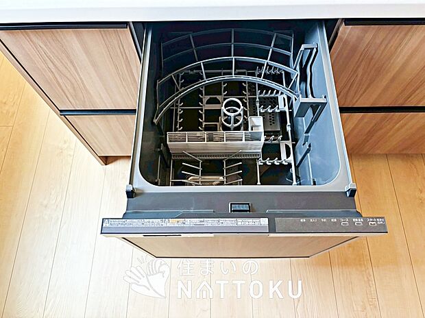 【食器洗い乾燥機】食後の時間にゆとりを与えてくれる食器洗い乾燥機。
操作ボタンも上面にあるので、腰をかがめずに操作ができラクラクです。

