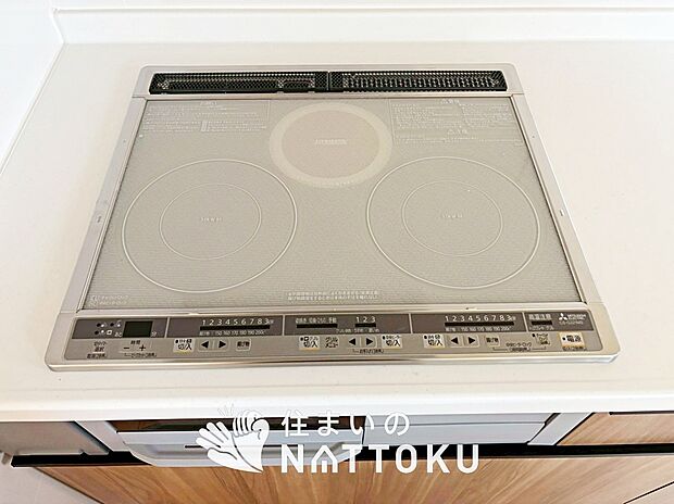 【ビルトインコンロ	 】フラットな構造で清掃性が高く、過熱防止センサー付３口タイプで日頃の家事も快適です。