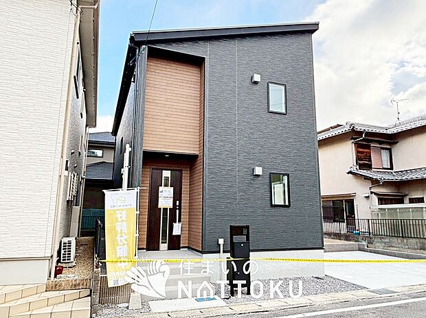 【現地写真（外観）】軽くて火災に強い屋根材を採用し、地震時の建物への負担や揺れを軽減しています。