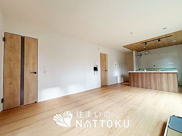 【現地写真（リビング）】フローリング材には、木目、色調など木材特有の風合いがあり、ナチュラルな美しさになっています。