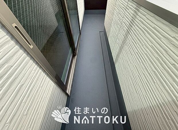 【バルコニー】奥行きが広く、洗濯物をゆったりと干せる十分な広さで、家族の洗濯も捗ります。