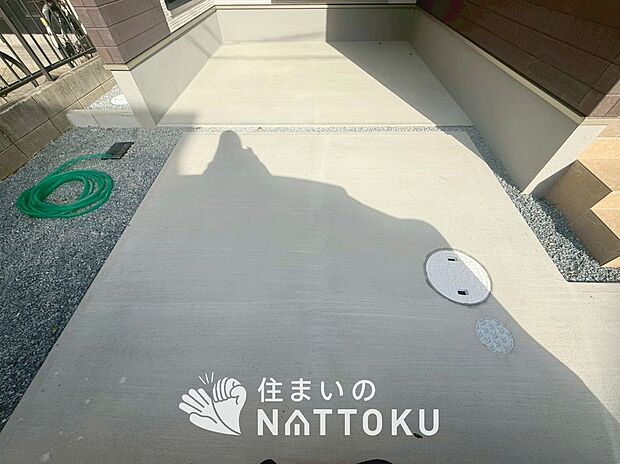 【現地写真（駐車場）】駐車スペースが広く、運転が苦手な方も安心です。