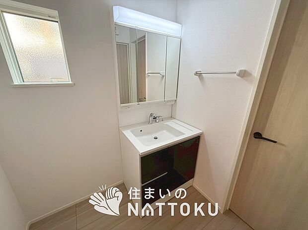 【洗面台・洗面所 】鏡の両サイドは、必要なものを取出しやすく、大きな鏡面で朝の準備も快適。
使いやすいリフトアップ機能付きのシングルレバーシャワー水栓付です。
