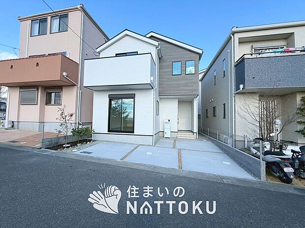 【現地写真（前道含む外観）】断熱性、気密性を高める工夫で一年中ずっと心地よく暮らせる、高気密・高断熱です。